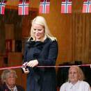 Kronprinsesse Mette-Marit åpnet dagsenteret for demente ved Omsorgssenteret i Lund (Foto: Bjørn Sigurdsøn, Scanpix)